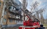Equipe de emergência apaga incêndio causado em prédio residência na Ucrânia após ataque russo