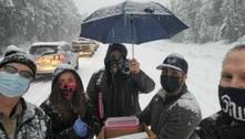 Profissionais de sade presos na neve improvisam vacinao