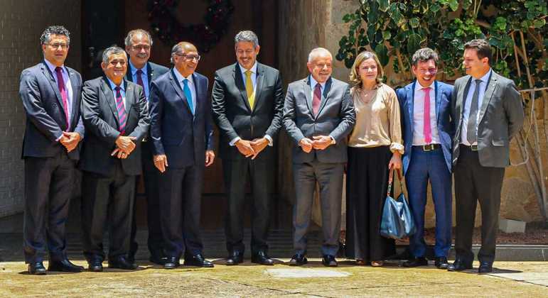 Lula, ao lado de Arthur Lira e Gleisi Hoffmann, reunido com integrantes da equipe de transição