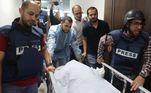 Equipe de TV ajuda a carregar o corpo da jornalista Shireen Abu Aqleh