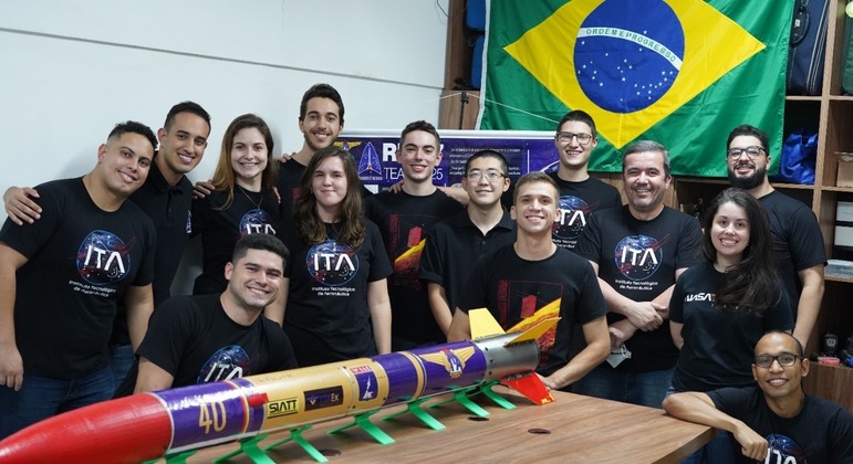 equipe Rocket Design prepara o lançamento do foguete Montenegro 1