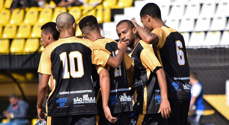 Equipe Sub-20 do Novorizontino comemora a goleada