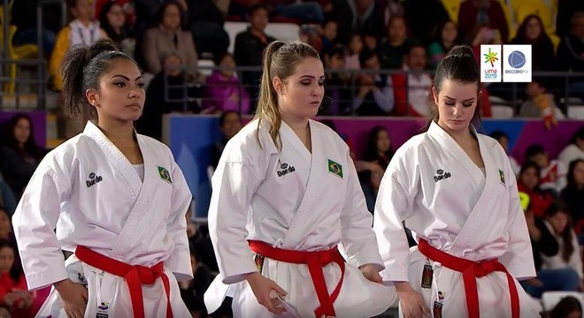 Trio feminino, aguardando nota depois da apresentação do kata
