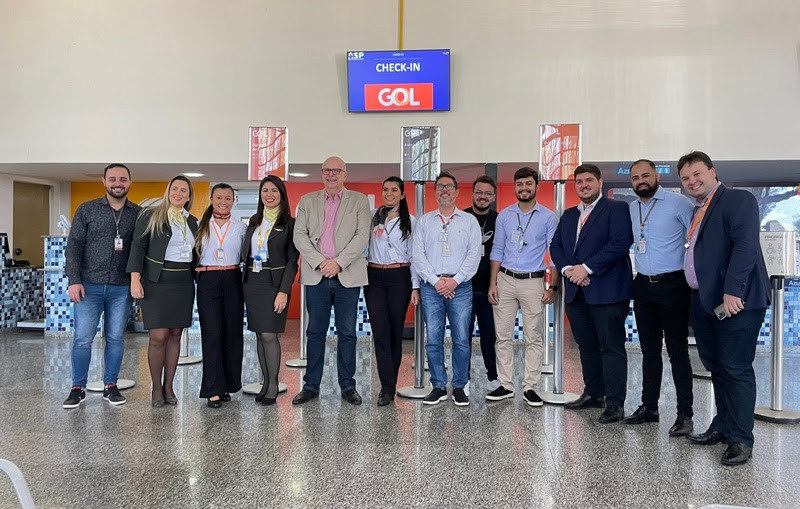 Equipes da GOL e da VOEPASS reunidas na manhã de hoje no aeroporto de Araçatuba (ARU) 