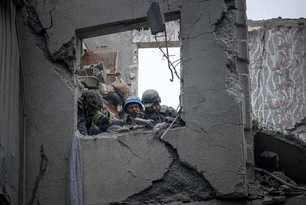 Equipes de resgate procuram sobreviventes após um bombardeio russo em Sloviansk, Ucrânia. Anatoli Stepanov / AFP – 14/04/2023