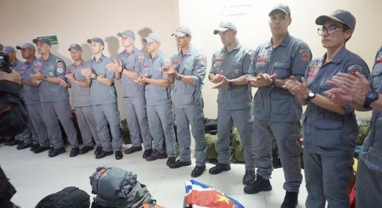 Agentes do Corpo de Bombeiros, Polícia Militar e Defesa Civil integram a equipe de resgate