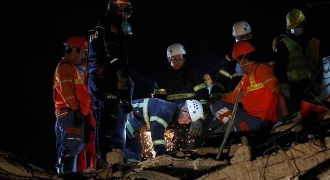 Equipes de resgate continuam busca por sobreviventes entre escombros 