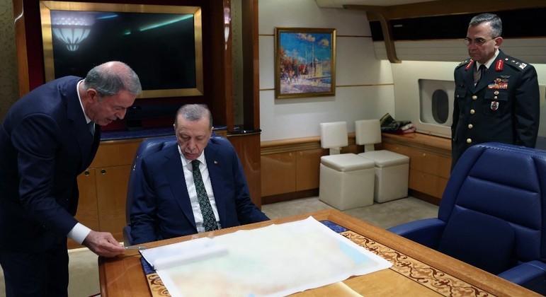 O presidente da Turquia, Recep Tayyip Erdogan, planeja lançar uma "operação terrestre" na Síria