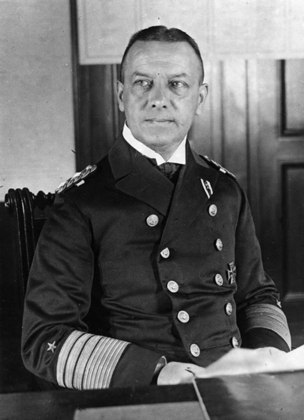 Erich Raeder - Comandou a Marinha alemã até 1943, quando foi substituído por Karl Donitz. A troca foi causada por afundamento de navios sob responsabilidade de Raeder, enquanto Donitz estava demonstrando êxito nas operações. Raeder pediu renúncia e se aposentou.