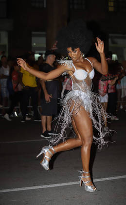 Caracterizada como Elza Soares, Erika Januza também foi destaque no ensaio da Viradouro. A atriz é rainha de bateria da escola de samba