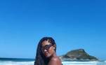 Também no Rio, Erika Januza posou cheia de charme na areia da praia, enquanto usava um biquíni branco sem alças e com body chain ('corrente de corpo', em tradução livre). Um óculos de sol preto arrematou o look
