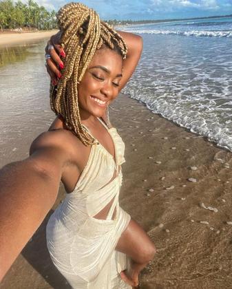 Erika Januza: A atriz e modelo postou na praia de Maracaípe, que fica em Pernambuco, e colocou na legenda: “Encerrei minhas comemorações do primeiro dia do ano pela manhã, rezando, sozinha, no mar! O ano há de ser feliz!”