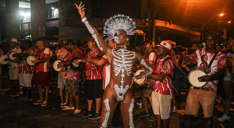 Erika Januza arrasou com uma fantasia de caveira no ensaio que a Viradouro fez na noite do último domingo (5), nas ruas de Niterói. A atriz é a rainha de bateria da escola