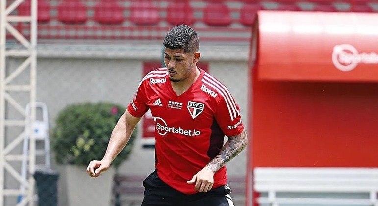 Erison durante treino pelo São Paulo