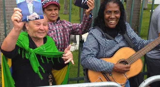 Ermelinda canta para fãs: "Gugu sempre levou alegria para o povo"