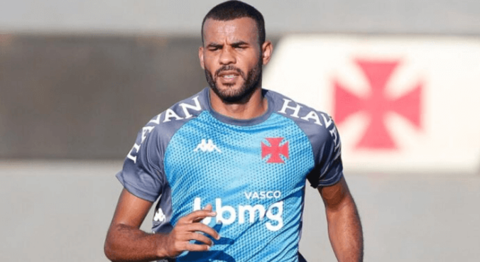 Zagueiro Ernando em treino pelo Vasco na temporada 2021