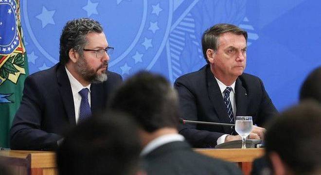 Políticos de oposição afirmam que o chanceler Ernesto Araújo (esq.) ficará em posição delicada se Trump perder a eleição nos EUA

