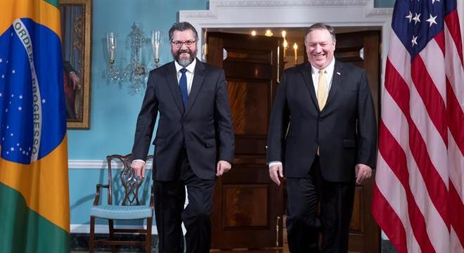 O chanceler Ernesto Araújo e o secretário de Estado dos EUA, Mike Pompeo, em reunião na Casa Branca, nos EUA