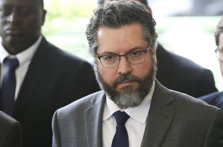 Araújo criticou conduta de Lula e Dilma