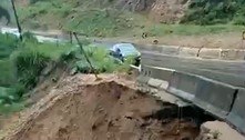 Erosão em encosta desvia trânsito na BR-381, em Antônio Dias (MG) 