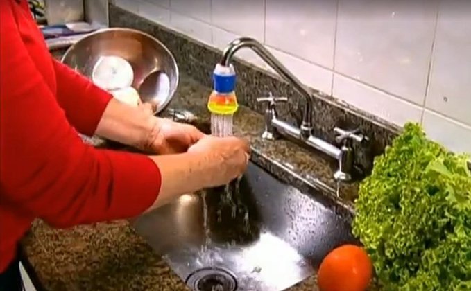ERRO 10 - Não lavar as mãos antes de manipular os alimentos. 