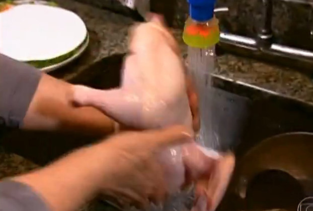 ERRO 2 - Lavar o frango na pia: quando a pessoa lava o frango, gotas de água podem respingar no pano de prato, em utensílios usados no preparo das refeições ou nos alimentos, causando contaminação por bactérias.. 
