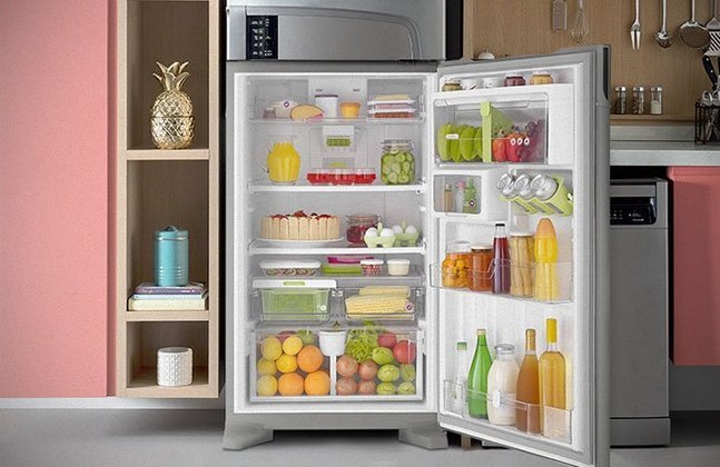 ERRO 4 - Arrumar os alimentos na geladeira de forma aleatória: as prateleiras e a porta são projetadas para certos produtos. 