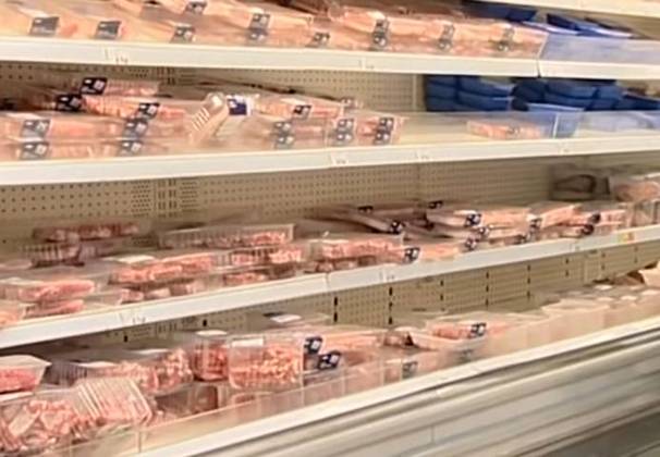 ERRO 6 - Guardar carnes de forma errada na geladeira. Bandejas de isopor com os pedaços de carne (como são vendidas no mercado) não são recomendáveis. 