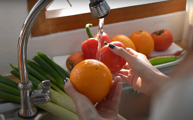 ERRO 7 - Lavar frutas, legumes ou verduras apenas com água: essa limpeza não elimina os micro-organismos da superfície. 