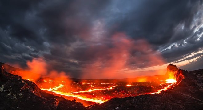 Imagine uma paisagem de magma e rochas geladas e você terá uma ideia aproximada de como é a superfície de K2-141b