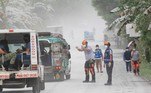 A erupção de um vulcão no leste das Filipinas neste domingo (5) provocou a evacuação de localidades nos arredores da montanha diante da chegada de cinzas, e as autoridades alertam para possíveis novos lançamentos