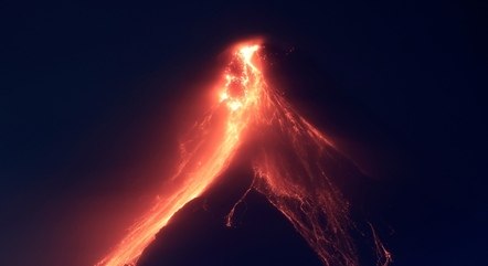 Mais de 12,8 mil pessoas foram retiradas de casa nas áreas mais expostas à possível erupção do vulcão Mayon
