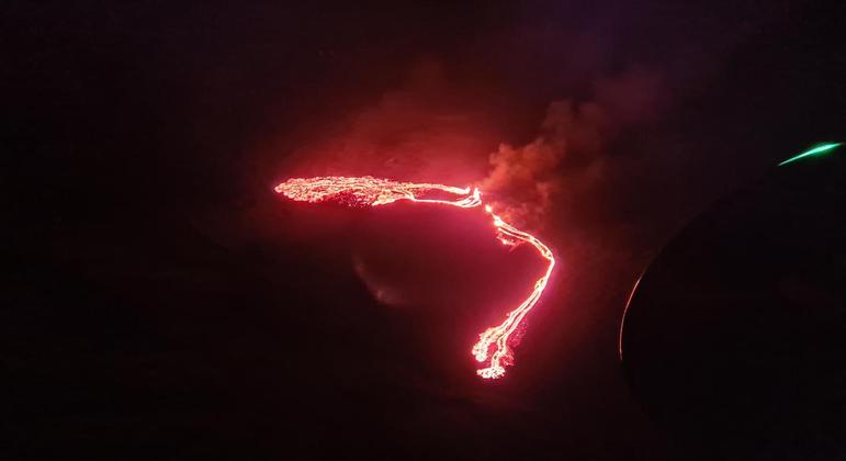 Imagem divulgada por cientistas em estação mostra lava descendo a encosta