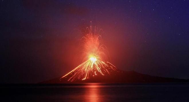 O vulcão Krakatoa em uma erupção que aconteceu em julho de 2018
