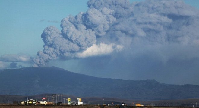 m 2010, uma erupção do vulcão Eyjafjallajökull, na Islândia, gerou cinzas que cobriram vários quilômetros da atmosfera, o que levou ao fechamento do espaço aéreo em várias partes da Europa. No ano de 536 d.C, uma erupção provocou fome e queda de temperaturas na Europa, Oriente Médio e parte da Ásia 