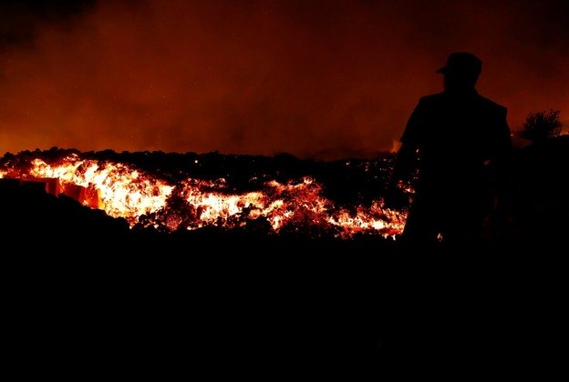 As primeiras imagens transmitidas ao vivo pela televisão pública espanhola mostraram grandes quantidades de lava sendo jorradas pela superfície