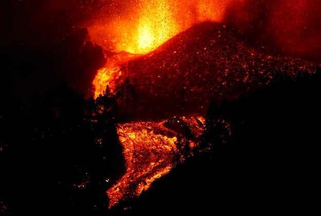 O vulcão Cumbre Vieja, na ilha de La Palma, Espanha, entrou em erupção no domingo (19)