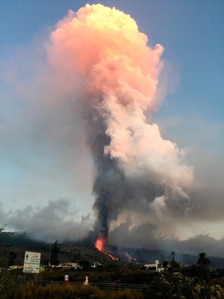 O material vulcânico se alastrou por um longo caminho e liberou também uma espessa coluna de fumaça