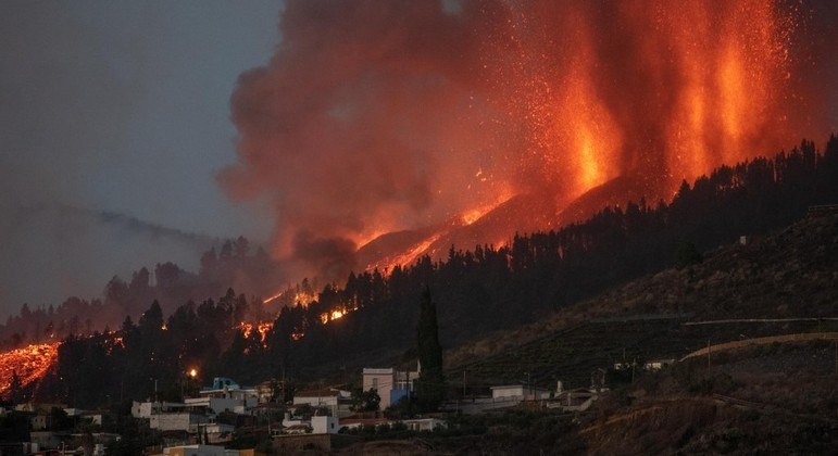 Lava de vulcão em erupção destrói pelo menos 20 casas nas Ilhas Canárias