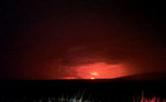 'Neste momento, os fluxos de lava estão contidos na área da cratera e não ameaçam as comunidades nas encostas', disse o USGS, pedindo aos residentes da área que revisem os procedimentos de preparação. Embora a erupção na principal ilha deste estado remoto dos Estados Unidos no Pacífico permaneça dentro da bacia na parte superior do vulcão, chamada caldeira vulcânica, 'os fluxos de lava podem se mover rapidamente ladeira abaixo', alertou o USGS
