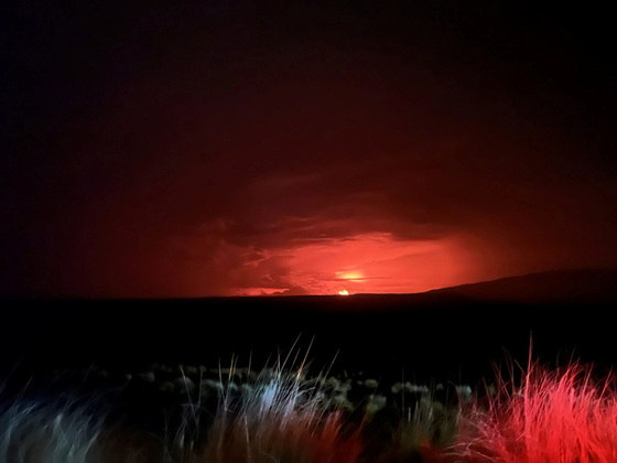 'Neste momento, os fluxos de lava estão contidos na área da cratera e não ameaçam as comunidades nas encostas', disse o USGS, pedindo aos residentes da área que revisem os procedimentos de preparação. Embora a erupção na principal ilha deste estado remoto dos Estados Unidos no Pacífico permaneça dentro da bacia na parte superior do vulcão, chamada caldeira vulcânica, 'os fluxos de lava podem se mover rapidamente ladeira abaixo', alertou o USGS