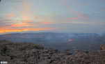 Autoridades do Havaí disseram que nenhuma ordem de retirada foi emitida, embora a área da cratera e várias estradas na região estivessem fechadas. Uma webcam do USGS posicionada na borda norte do topo de Mauna Loa mostrou longas e brilhantes fissuras eruptivas dentro da cratera vulcânica, que contrastavam com a escuridão da noite
