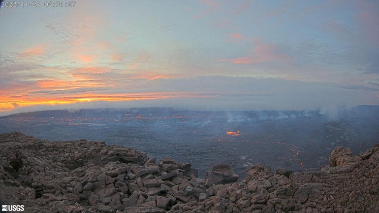Autoridades do Havaí disseram que nenhuma ordem de retirada foi emitida, embora a área da cratera e várias estradas na região estivessem fechadas. Uma webcam do USGS posicionada na borda norte do topo de Mauna Loa mostrou longas e brilhantes fissuras eruptivas dentro da cratera vulcânica, que contrastavam com a escuridão da noite
