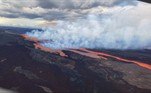 Na manhã desta segunda-feira, o escritório de monitoramento de vulcões do USGS tuitou: 'A lava parece ter fluído para fora da caldeira, mas, por enquanto, as fontes eruptivas permanecem confinadas à caldeira'. A agência acrescentou que o Observatório de Vulcões do Havaí estava em contato com a equipe de gestão de emergência e conduziria um reconhecimento aéreo sobre o vulcão de 4.168 m de altitude o mais rápido possível