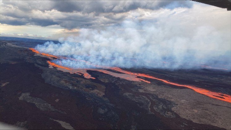 Na manhã desta segunda-feira, o escritório de monitoramento de vulcões do USGS tuitou: 'A lava parece ter fluído para fora da caldeira, mas, por enquanto, as fontes eruptivas permanecem confinadas à caldeira'. A agência acrescentou que o Observatório de Vulcões do Havaí estava em contato com a equipe de gestão de emergência e conduziria um reconhecimento aéreo sobre o vulcão de 4.168 m de altitude o mais rápido possível