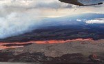 Autoridades dos EUA anunciaram nesta segunda-feira (28) que o Mauna Loa, no Havaí, o maior vulcão ativo do mundo, entrou em erupção pela primeira vez em quase 40 anos. A lava começou a fluir por volta da meia-noite de domingo (27) na cratera do Mauna Loa, um dos cinco vulcões do Parque Nacional dos Vulcões do Havaí, informou o Serviço Geológico dos Estados Unidos (USGS, na sigla em inglês)