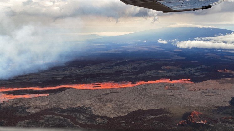 Autoridades dos EUA anunciaram nesta segunda-feira (28) que o Mauna Loa, no Havaí, o maior vulcão ativo do mundo, entrou em erupção pela primeira vez em quase 40 anos. A lava começou a fluir por volta da meia-noite de domingo (27) na cratera do Mauna Loa, um dos cinco vulcões do Parque Nacional dos Vulcões do Havaí, informou o Serviço Geológico dos Estados Unidos (USGS, na sigla em inglês)