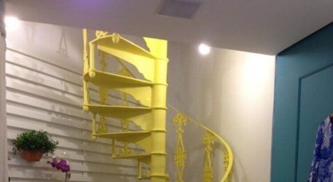 Escada de ferro amarela Projeto de Amis Arquitetura