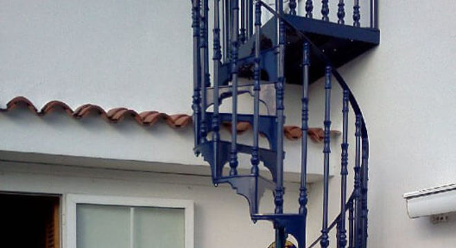 Escada de ferro azul