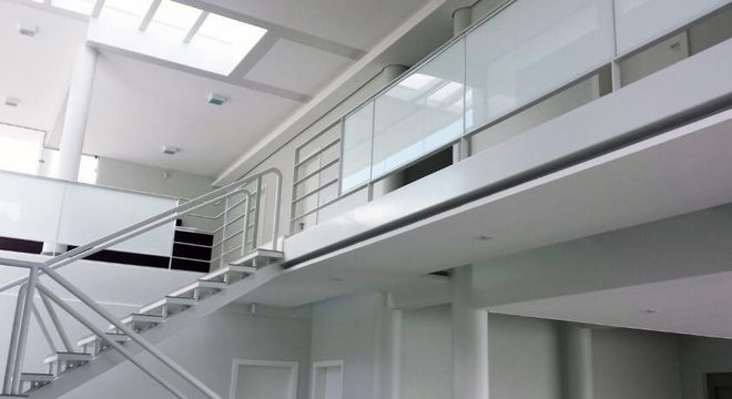 Escada de ferro branca Projeto de Barillari Arquitetura